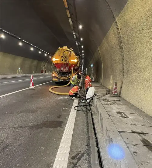 青阳隧道排水渠清淤